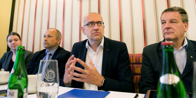 Memorandum o spolupráci podepsali rektor Mikuláš Bek (druhý zprava) a ředitel Diecézní charity Brno Oldřich Haičman (vpravo).