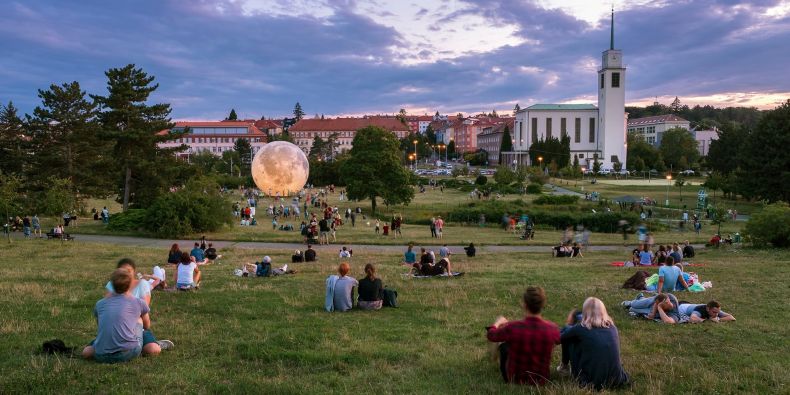 Hvězdárna a planetárium Brno 12. srpna opět vystaví model Měsíce, tentokrát v areálu koupaliště na Kraví hoře.