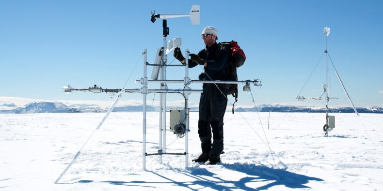 Meteorologickou stanici, která celoročně monitoruje povětrnostní podmínky a vlastnosti povrchu ledovce, vědci obsluhují jedenkrát ročně.
