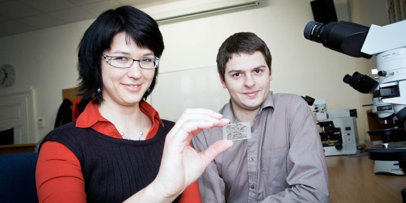 Doktorandi Petra Jakubová a Jakub Haifler pátrají po mikrodiamantech.