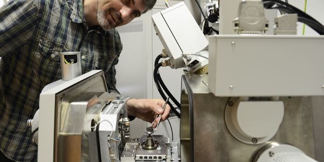 Přístroj je na fakultě umístěn ve speciální místnosti a bude používán při výuce v rámci přednášek z elektronové mikroskopie a ve fyzikálním praktiku. Foto: David Povolný.
