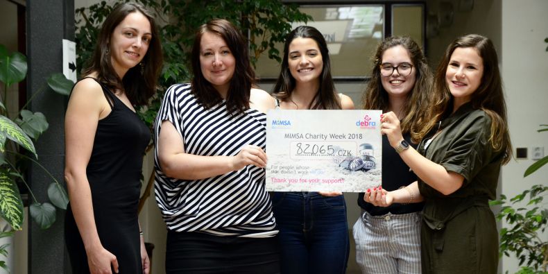 Anita Gaillyová and Lucie Marková from Debra organisation with the cheque from med students Mariana Reis, Teresa Campos and Ana Corte.