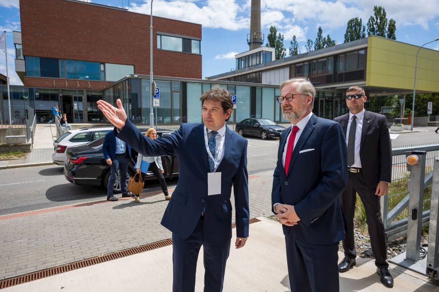 MU Rector Martin Bareš welcomes Prime Minister Petr Fiala.