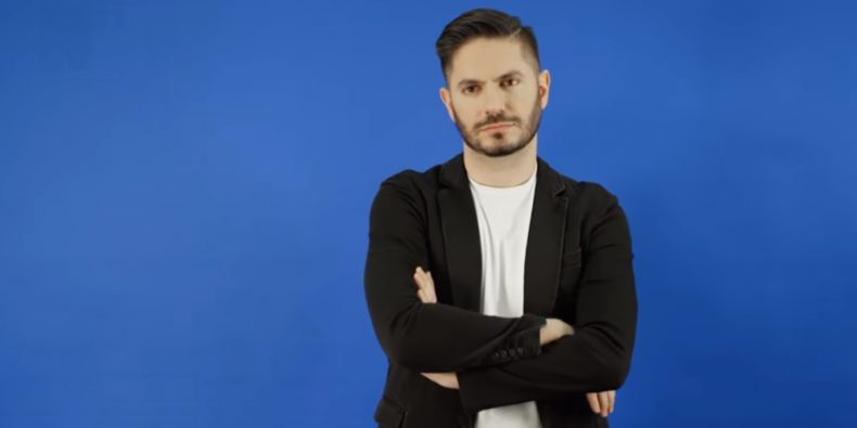 Politolog Miloš Gregor se angažuje v projektu Zvol si info zaměřeném na osvětu v oblasti mediální gramotnosti.