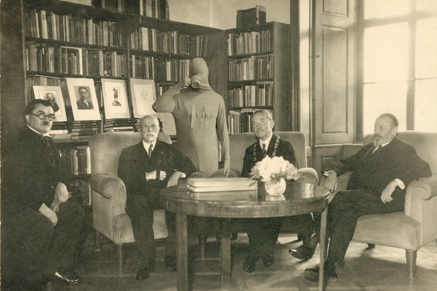 Muníček na dochované fotografii z roku 1935 s (zleva) Karlem Englišem, Tomášem G. Masarykem, tehdejším rektorem MU Janem Krejčím a Přemyslem Šámalem. 