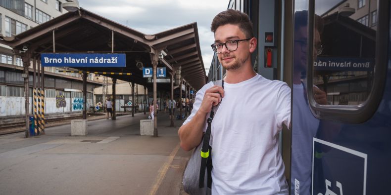 Při nákupu jízdenky u přepážky, v automatu či online stačí vybrat či nahlásit studentské jízdné, zaplatit příslušnou sníženou cenu a ve vlaku nebo autobusu se pak prokázat ISICem.