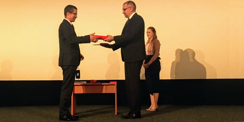 Rektor Mikuláš Bek (vpravo) předává cenu Stanislavu Balíkovi.
