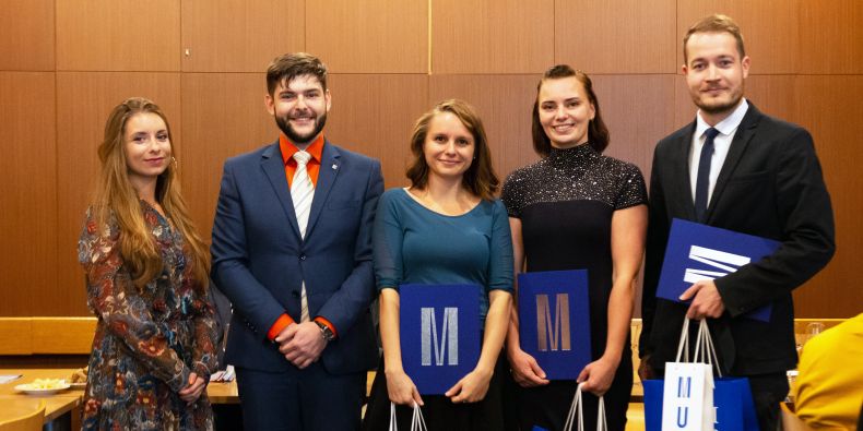 (zleva) Studentští senátoři Natália Antalová a Tomáš Varga předali ceny Haně Vrtalové, Ivě Dřímalové a Martinu Jonášovi.