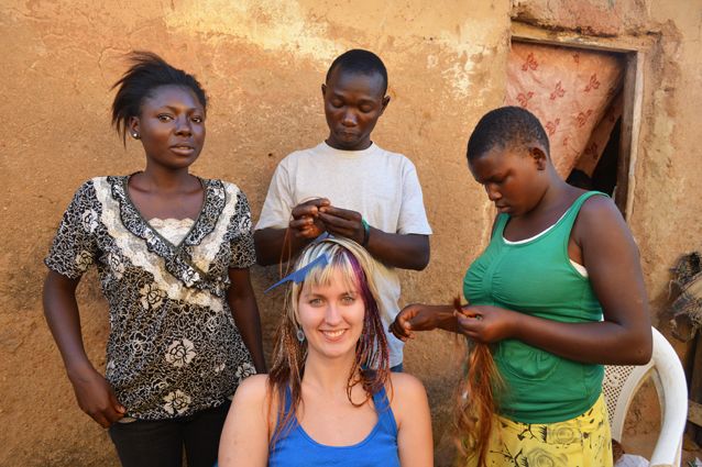 Dobrou zprávou pro cizince, kteří by přece jen do Nigérie chtěli vyrazit, je fakt, že ačkoli se v Nigérii vyskytuje přes 370 různých kmenů, komunikačním jazykem pro všech dvě stě milionů lidí je angličtina. Foto: Archiv V. Tomanové.