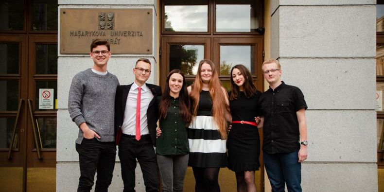 Kompletní vedení MUNIE na příští akademický rok. (zleva) Šimon Javornický, Tomáš Svoboda, Johana Bojanovská, Adéla Vladovová, Barbora Schreiberová a Jan Stodola.