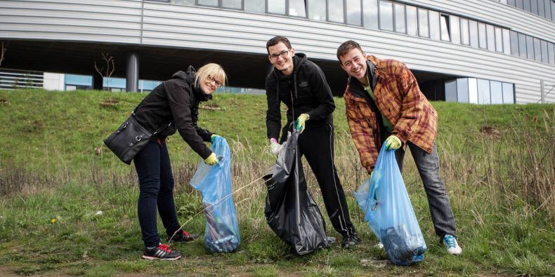 Studenti uklidili okolí kampusu.