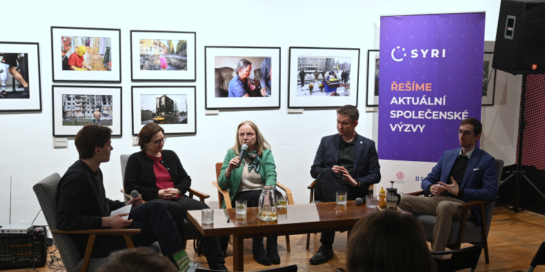 František Trojan (vlevo) debatu s Klárou Hulíkovou Tesárkovou, Dagmar Dzúrovou, Jakubem Hlávkou a Tomášem Lintnerem moderoval.