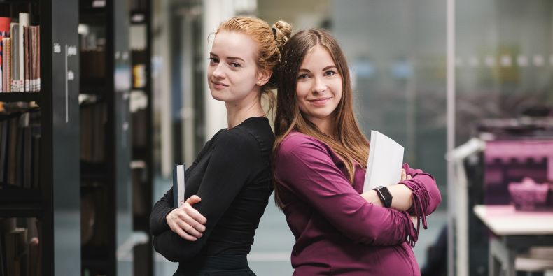 Studentky učitelství Alžběta Fojtíková a Petra Pavlusíková.