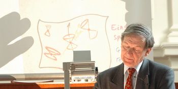Jedním z nejvýznamnějších hostů sympozia na počest Kurta Gödela byl George Penrose z Matematického institutu Oxfordské univerzity. Foto: Ondřej Ženka. 