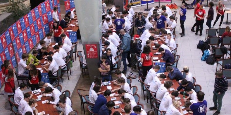Grandfinále se tradičně koná v atriu Fakulty sociálních studií MU.