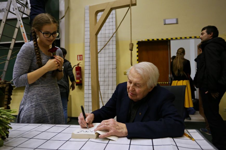Autor Katyně Pavel Kohout podepisuje svou knihu hlavní herečce Sáře Hlisnikovské.