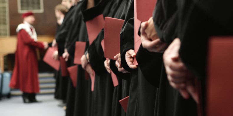 Úspěšné složení státní zkoušky a obhajoba diplomové práce končí promocí. 