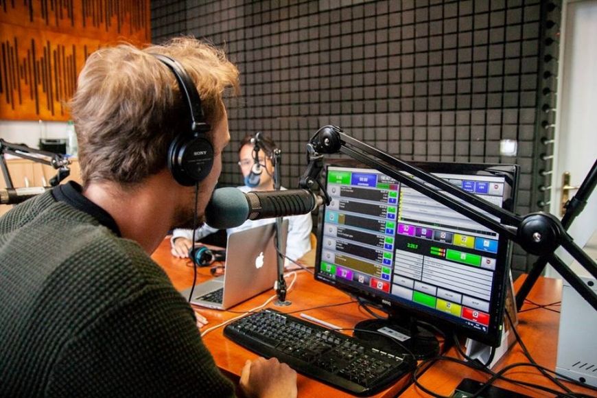 Radio R je s desítkami pořadů a podcastů největším nezávislým studentským rádiem v Česku.