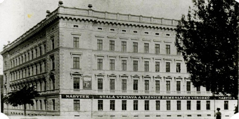 Historický snímek budovy na Žerotínově náměstí, kde od roku 1994 sídlí rektorát MU.