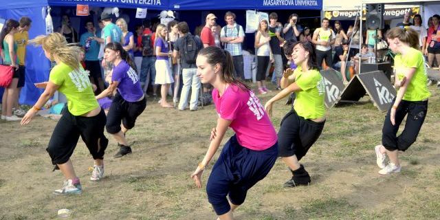 Program studentských spolků prokládaly taneční vystoupení Dance teamu MU. Foto: Tomáš Muška.