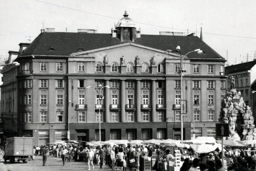 Fotografie ukazuje podobu Zelného trhu na začátku 90. let minulého století.