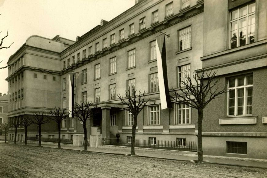 Stav budovy C filozofické fakulty v ulici Grohova před sto lety...