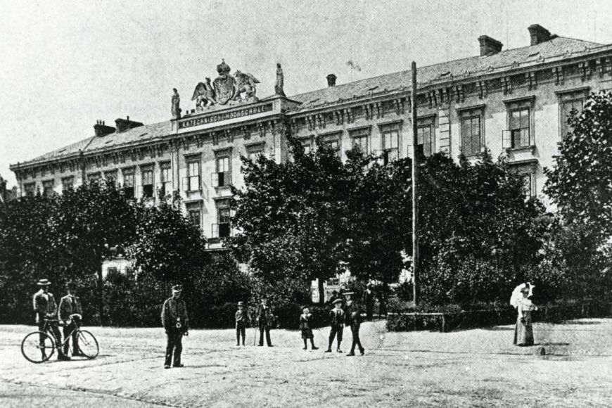 Budova na Komenského náměstí z počátku 20. století.