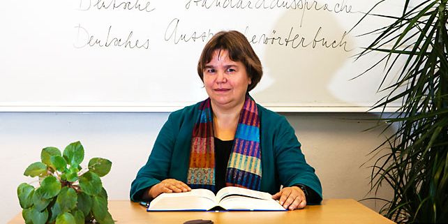 Odbornice na fonetiku a fonologii němčiny, profesorka Ursula Hirschfeldová, přednášela studentům na pedagogické fakultě o zvláštnostech německého slovního přízvuku a metodách při výuce německé výslovnosti. Foto: Tomáš Muška.