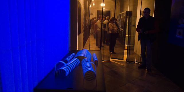 Symbolická pitevna na výstavě Stopa v Mendelově muzeu Masarykovy univerzity. Pitva stále patří mezi nejdůležitější kriminalistické metody. Foto: Martin Kopáček.
