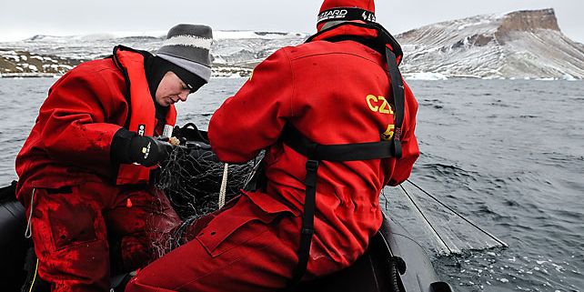 Šárka Mašová (vlevo) sice chytala v Antarktidě ryby, zajímali ji ale hlavně jejich paraziti. Foto: Jitka Míková.