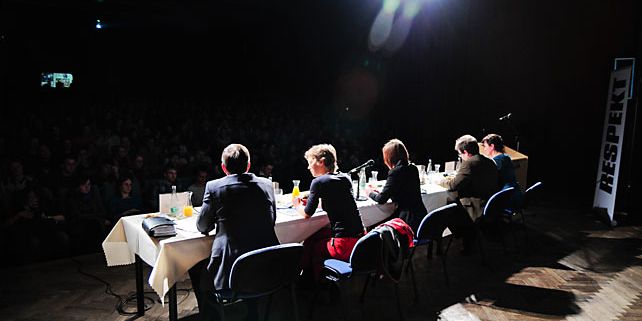 Stovky lidí přilákala do sálu Břetislava Bakaly debata o tezi, podle níž by měli vysokoškoláci za své studium platit. Další z cyklu Masarykových debat, pořádaných studenty MU, tentokrát na téma vysokoškolského vzdělávání, se uskutečnila 21. února. Foto: Archiv pořadatelů.