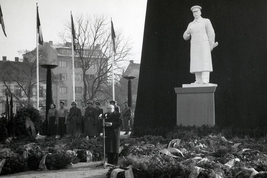 Na Moravském náměstí, kde je dnes socha rudoarmějce, stával sádrový Stalin.