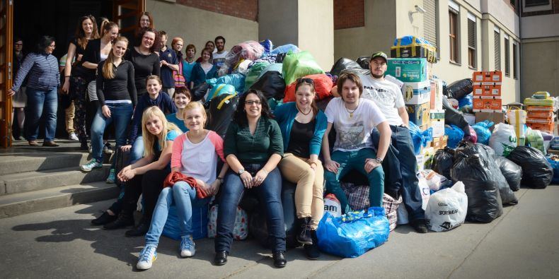 Humanitární pomoc na chodníku před pedagogickou fakultou na Poříčí 31.