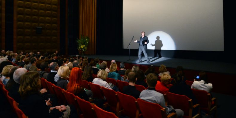 Slavnostní otevření a projekci Kinoautomatu uvedl Tomáš Matonoha.