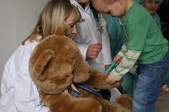  Děti si samy vyzkouší lékařskou prohlídku na velkém medvědovi a pak vymyslí chorobu svému zvířátku, které nechají ošetřit. Foto: Martina Hromádková.