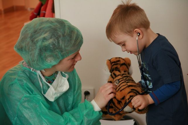  Děti si samy vyzkouší lékařskou prohlídku na velkém medvědovi a pak vymyslí chorobu svému zvířátku, které nechají ošetřit. Foto: Martina Hromádková.