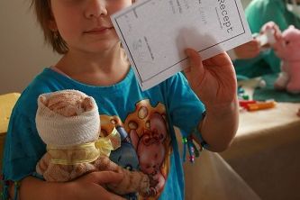  Děti si samy vyzkouší lékařskou prohlídku na velkém medvědovi a pak vymyslí chorobu svému zvířátku, které nechají ošetřit. Foto: Martina Hromádková.