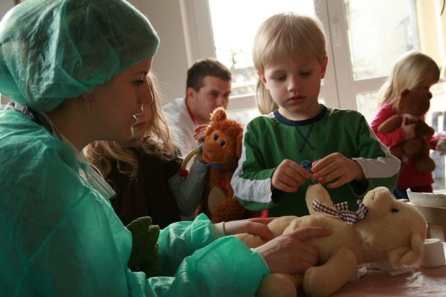  Děti si samy vyzkouší lékařskou prohlídku na velkém medvědovi a pak vymyslí chorobu svému zvířátku, které nechají ošetřit. Foto: Martina Hromádková.