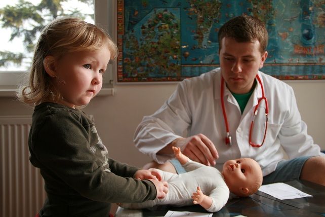  Děti si samy vyzkouší lékařskou prohlídku na velkém medvědovi a pak vymyslí chorobu svému zvířátku, které nechají ošetřit. Foto: Martina Hromádková.