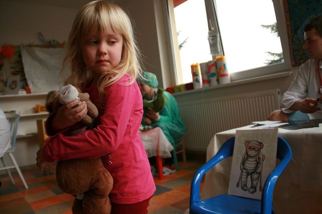  Děti si samy vyzkouší lékařskou prohlídku na velkém medvědovi a pak vymyslí chorobu svému zvířátku, které nechají ošetřit. Foto: Martina Hromádková.
