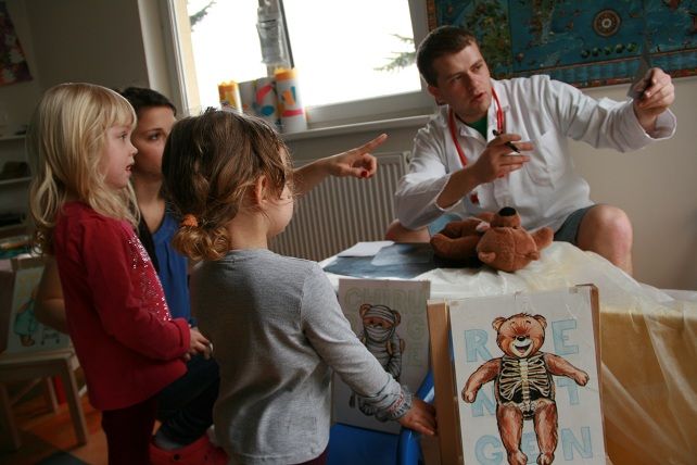  Děti si samy vyzkouší lékařskou prohlídku na velkém medvědovi a pak vymyslí chorobu svému zvířátku, které nechají ošetřit. Foto: Martina Hromádková.