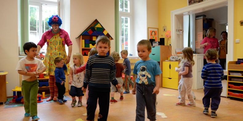 První den přivítal děti ve fakultní školce klaun a spousta her. Foto: David Povolný.