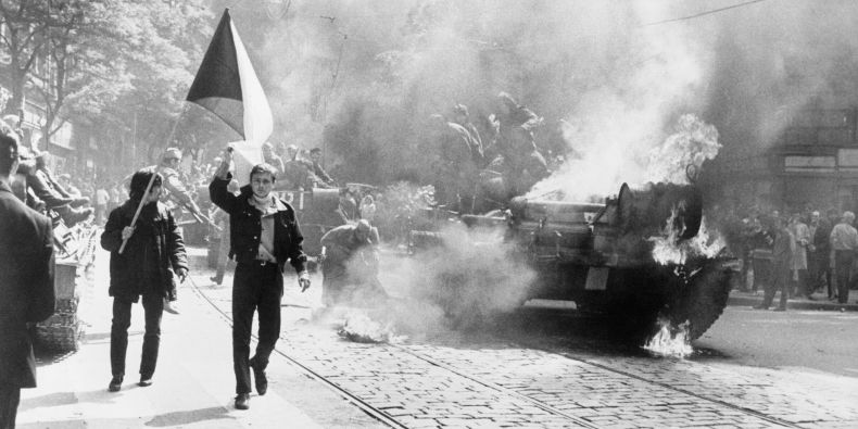 Hořící tank v ulicích Prahy v srpnu 1968.