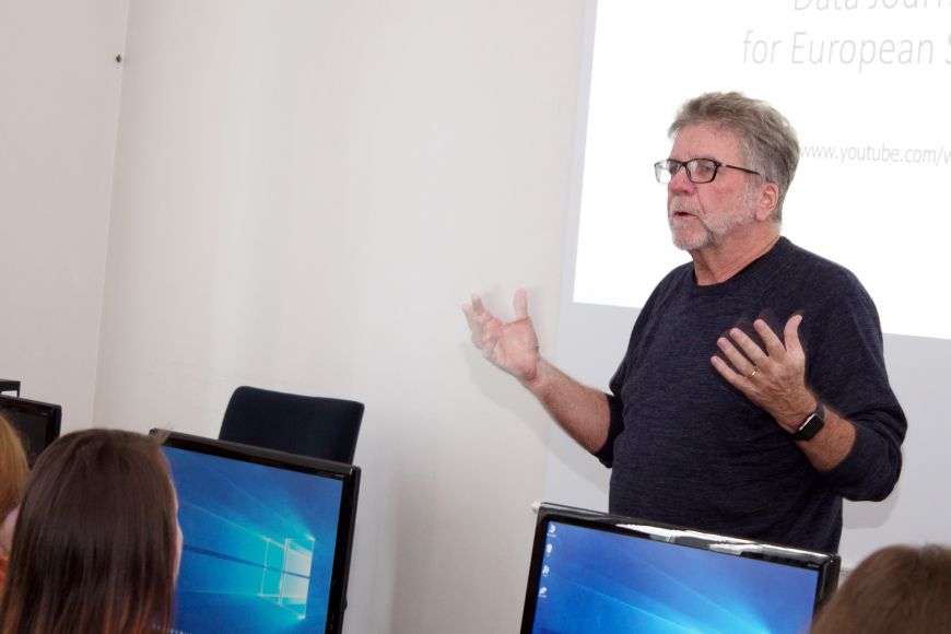Photograph: Jana Sosnová Stephen Doig is teaching Data Journalism and Reporting Public Affairs at the Faculty of Social Studies.
