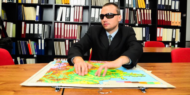 Ve Středisku Teiresiás je například tiskárna hmatových tisků, kde se vytváří nejen texty v brailleském písmu, ale i hmatové obrazy, mapy a grafika.