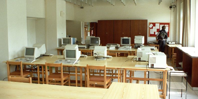 Terminály a počítače na ÚVT v Burešově ulici – místo prvního připojení MU na globální síť. 