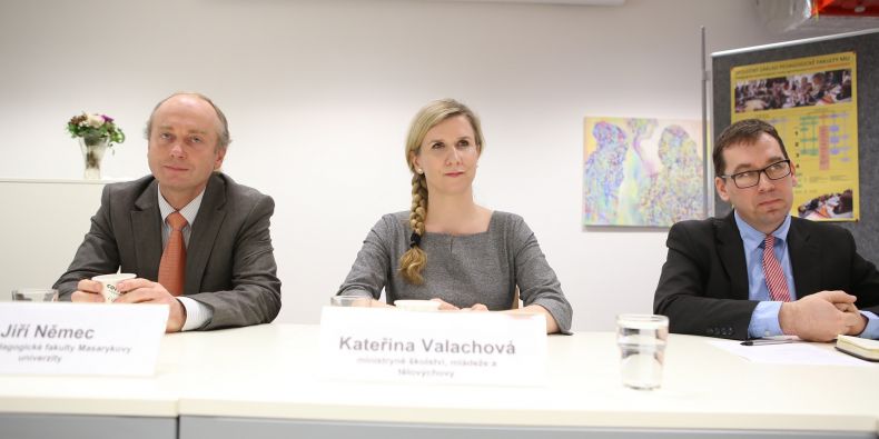 (zleva) Děkan Pedagogické fakulty MU Jiří Němec, ministryně školství Kateřina Valachová, proděkan Tomáš Janík.