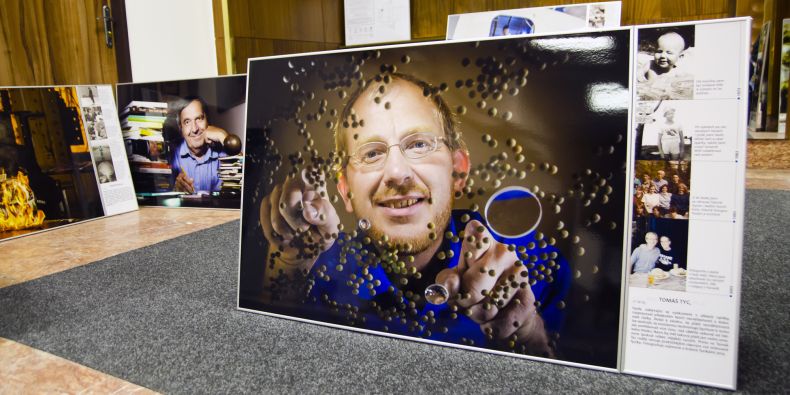 Jedním z vyfotografovaných vědců je i fyzik Tomáš Tyc.