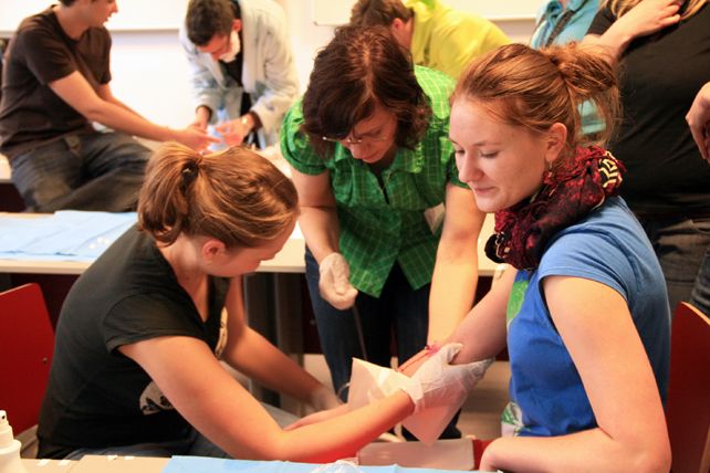  Kurzy urgentní medicíny nutí studenty prakticky a v terénu řešit reálné situace. Foto: Martina Hromádková.