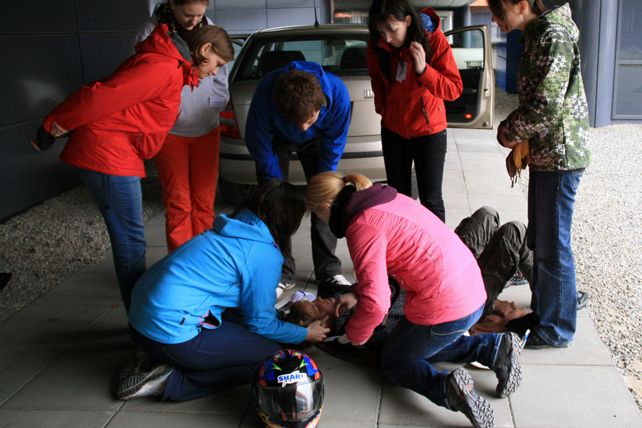  Kurzy urgentní medicíny nutí studenty prakticky a v terénu řešit reálné situace. Foto: Martina Hromádková.